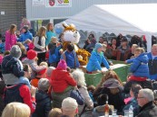 Osterhase verteilt Geschenke