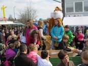 Osterhase verteilt Geschenke