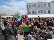 Osterhase verteilt Geschenke an die Kinder
