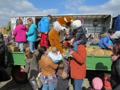 Osterhase verteilt Geschenke an die Kinder