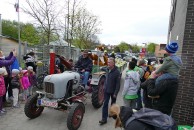 Traktor mit Osterhase fährt ein