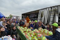 Anhänger mit Osterhase und Geschenke