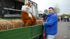 Vater mit Kind und Osterhase