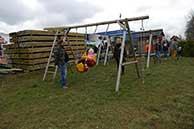 Kinder schaukeln in der Ausstellung