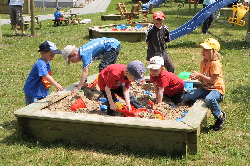 Kindergruppe im Sandkasten