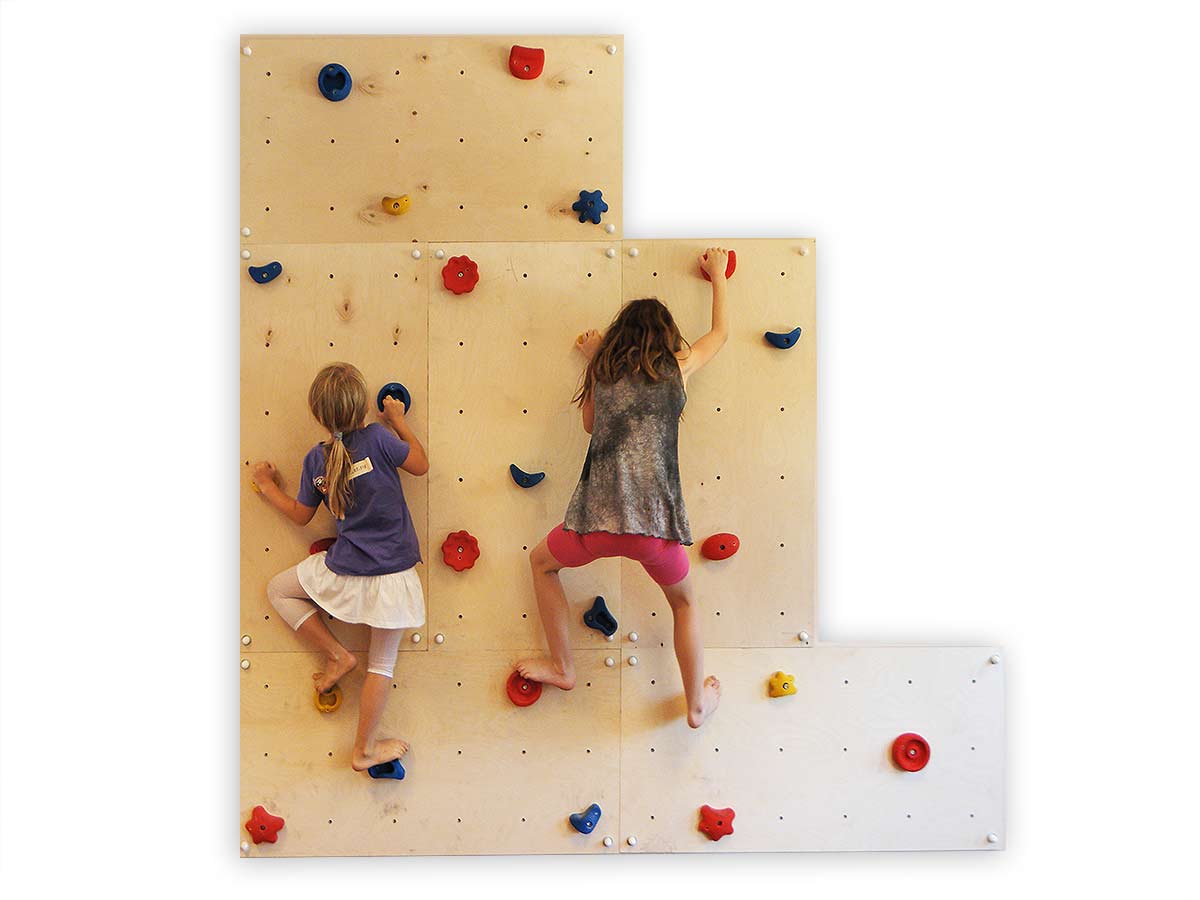 Kinder an einer Indoor-Kletterwand