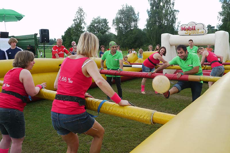 Das Gartenpirat-Team beim Menschenkicker-Spaßtournier