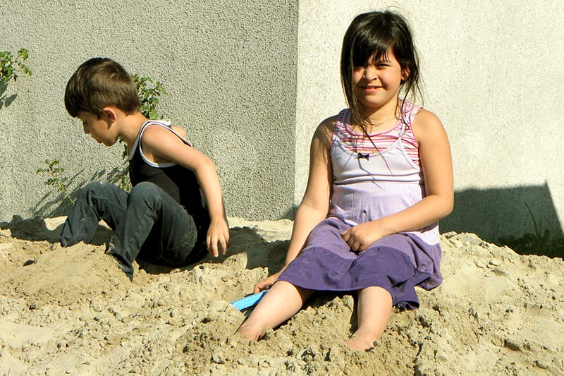 Sandspielen im Garten