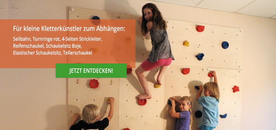 Vier Kinder auf einer Kletterwand