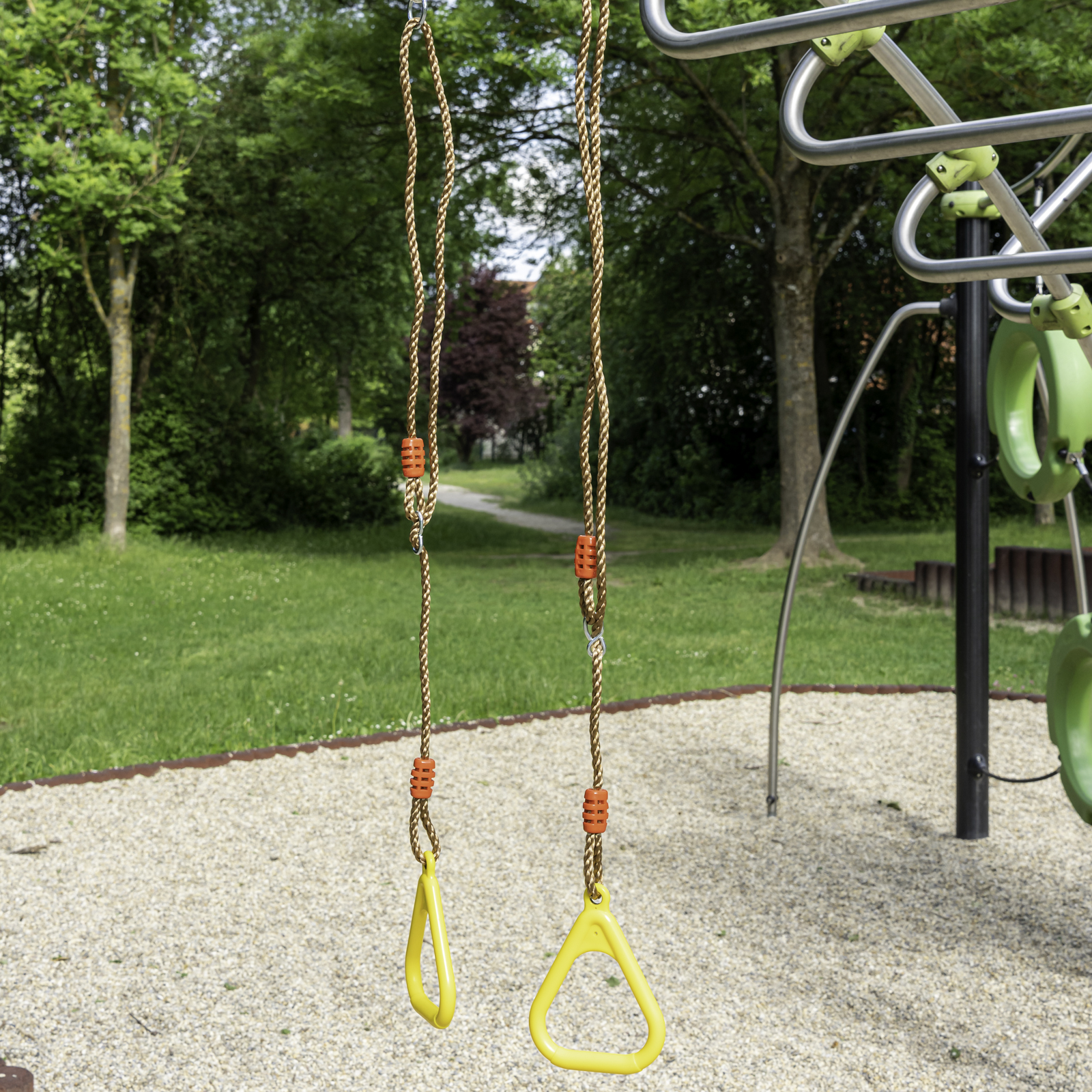 Trapez mit Kunststoffringen Holztrapez für die Schaukel außen