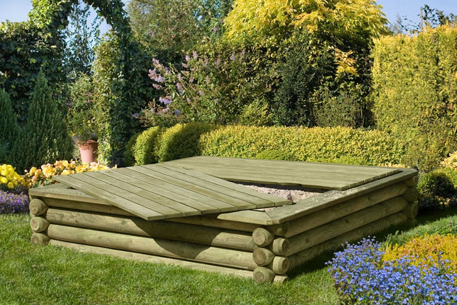 Sandkasten 180x180 cm aus Palisaden Ø 10 cm mit Deckel