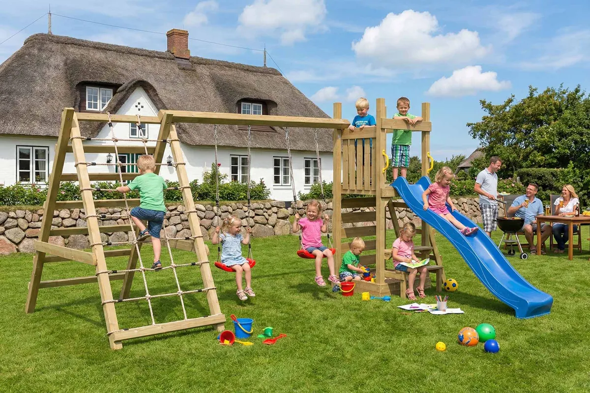 Spielturm Lilly Max mit Doppelschaukel Kletterwand und Kletternetz