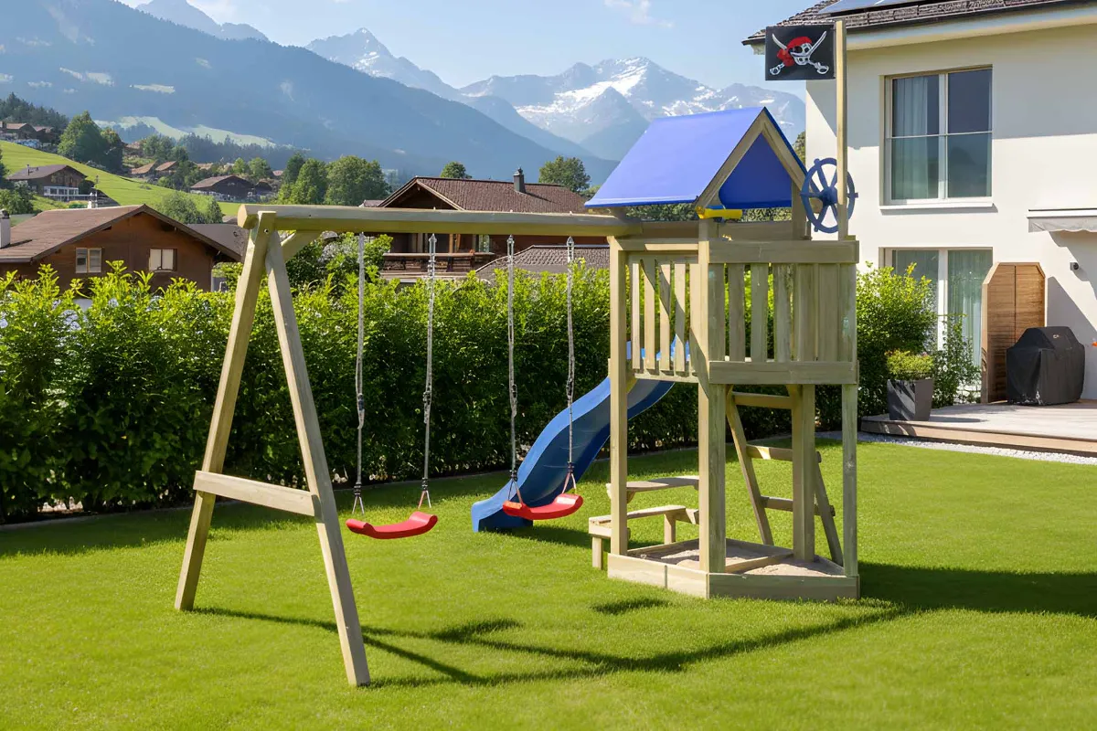 Spielturm Peter Max mit Doppelschaukel und Kletterbereich