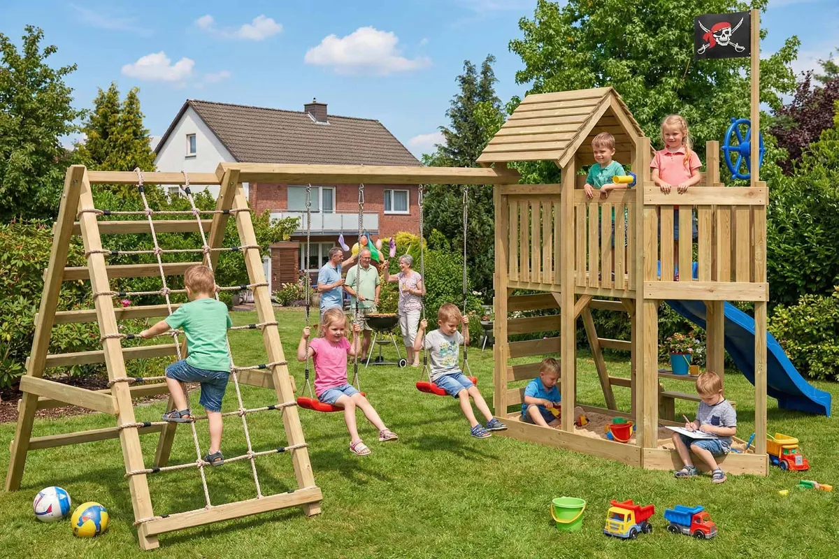 Spielturm Mia Max mit blauer Rutsche Doppelschaukel und großem Kletterbereich