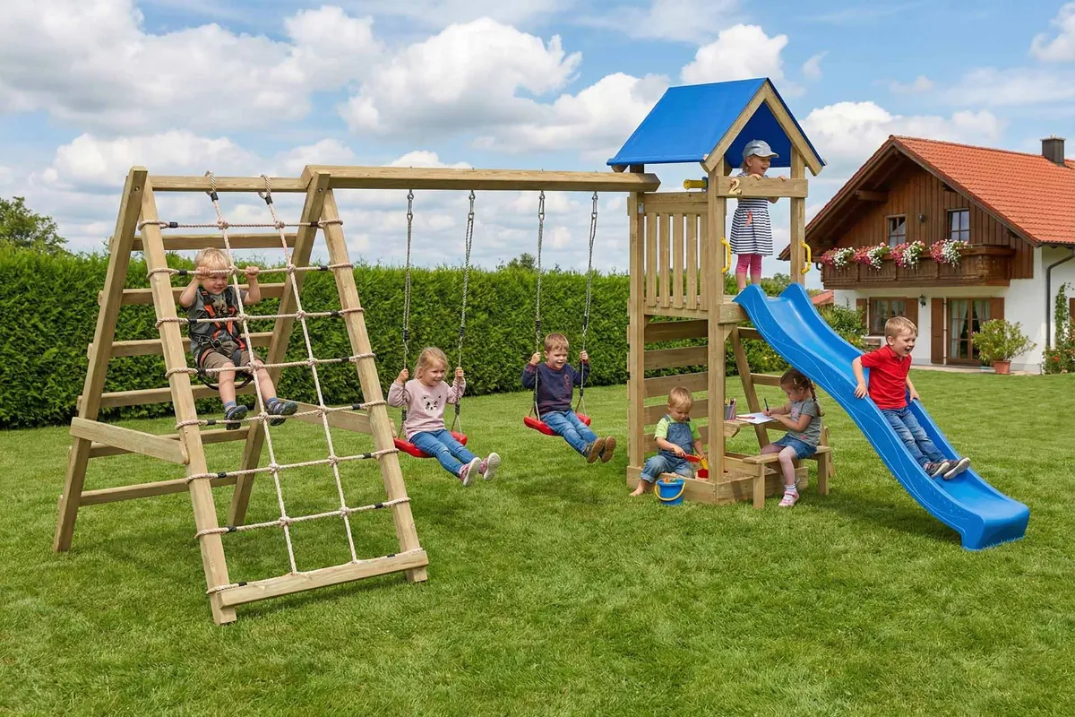 Spielturm Julia Max mit Doppelschaukel Kletterwand Kletternetz und roter Rutsche