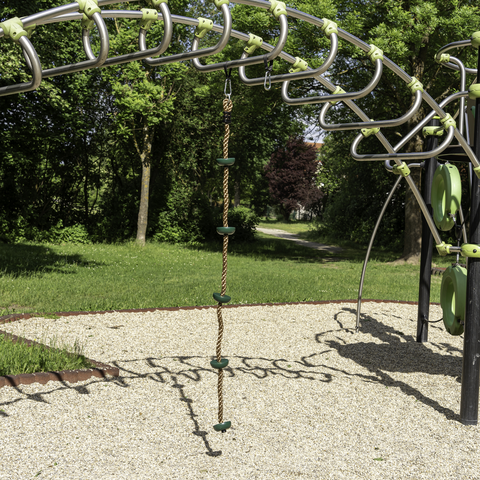 Kletterseil 200 cm mit Sicherungshaken und Trittflächen in grün, ab 3 Jahren