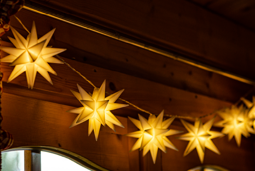 Lichterkette mit weißen LED-Sternen warmweißes Licht für innen und außen