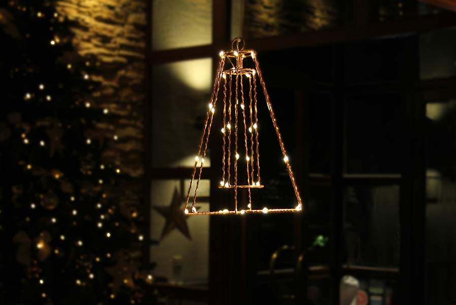 Silhouette aus kupferfarbenem Draht mit 42 LED warmweiß Laterne Deko zum Aufhängen