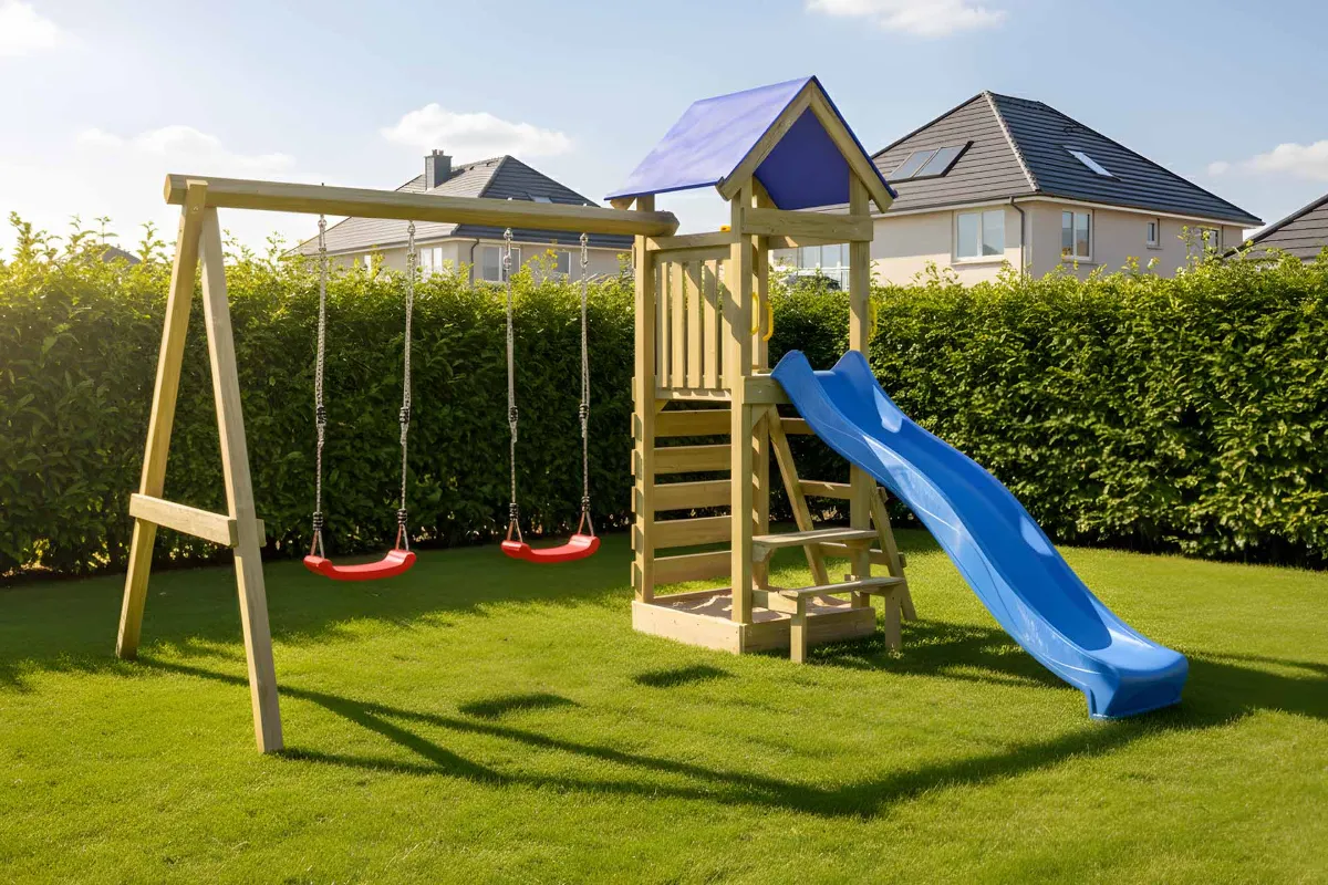 Spielturm Julia Abenteuer mit Doppelschaukel Kletterwand und roter Rutsche