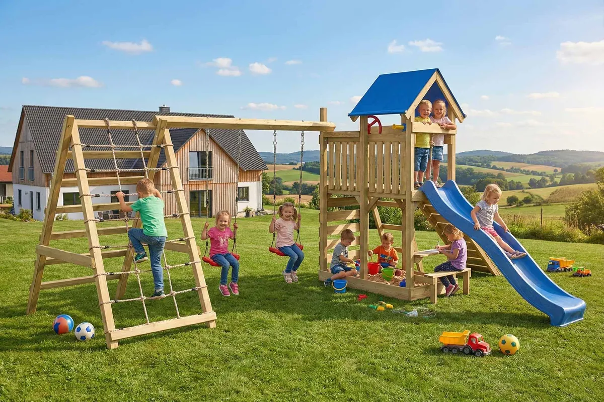 Spielturm Susi Max mit Doppelschaukel und großem Kletterbereich