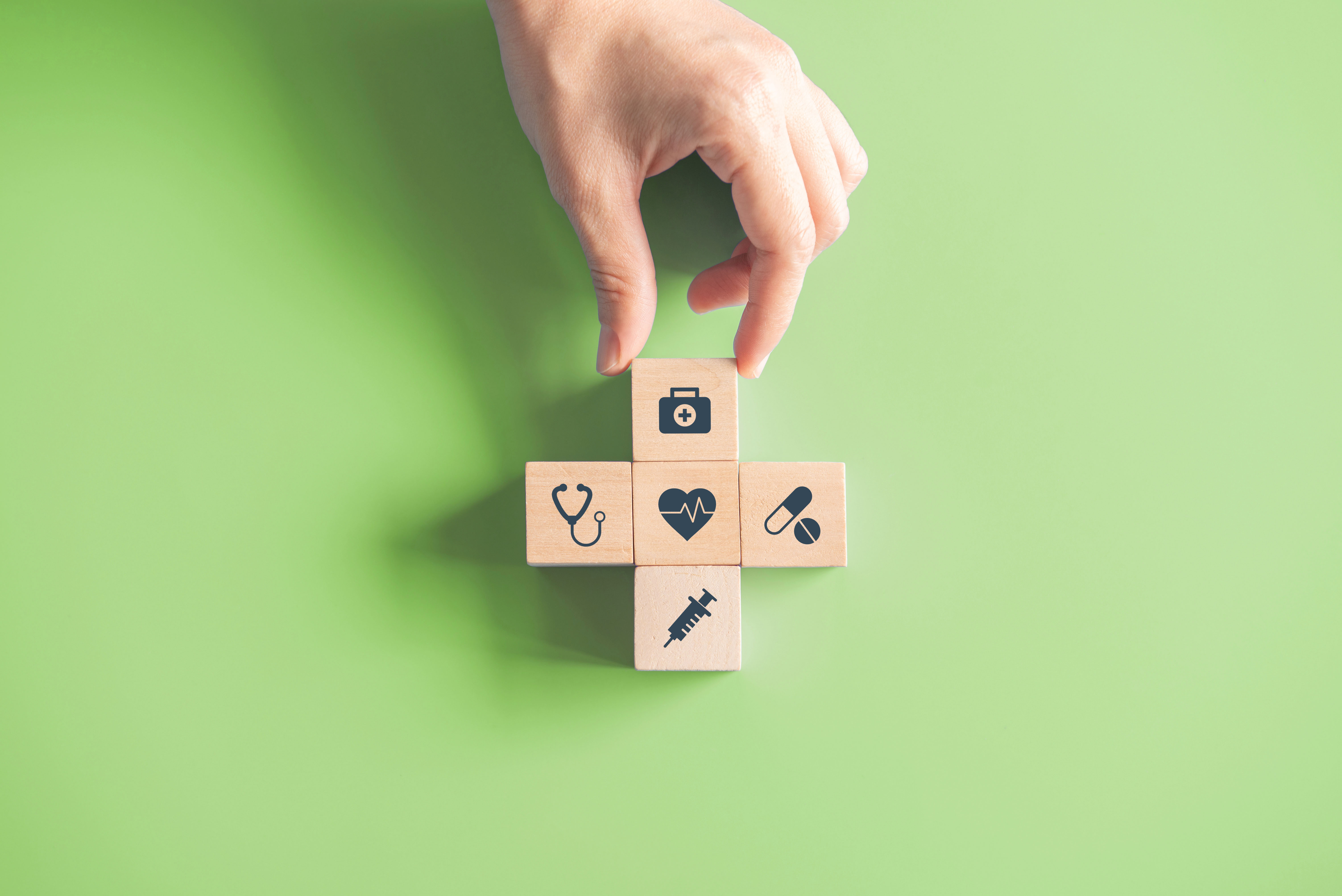 AdobeStock_334750554 Kreuz mit gesundheitlichen Icons