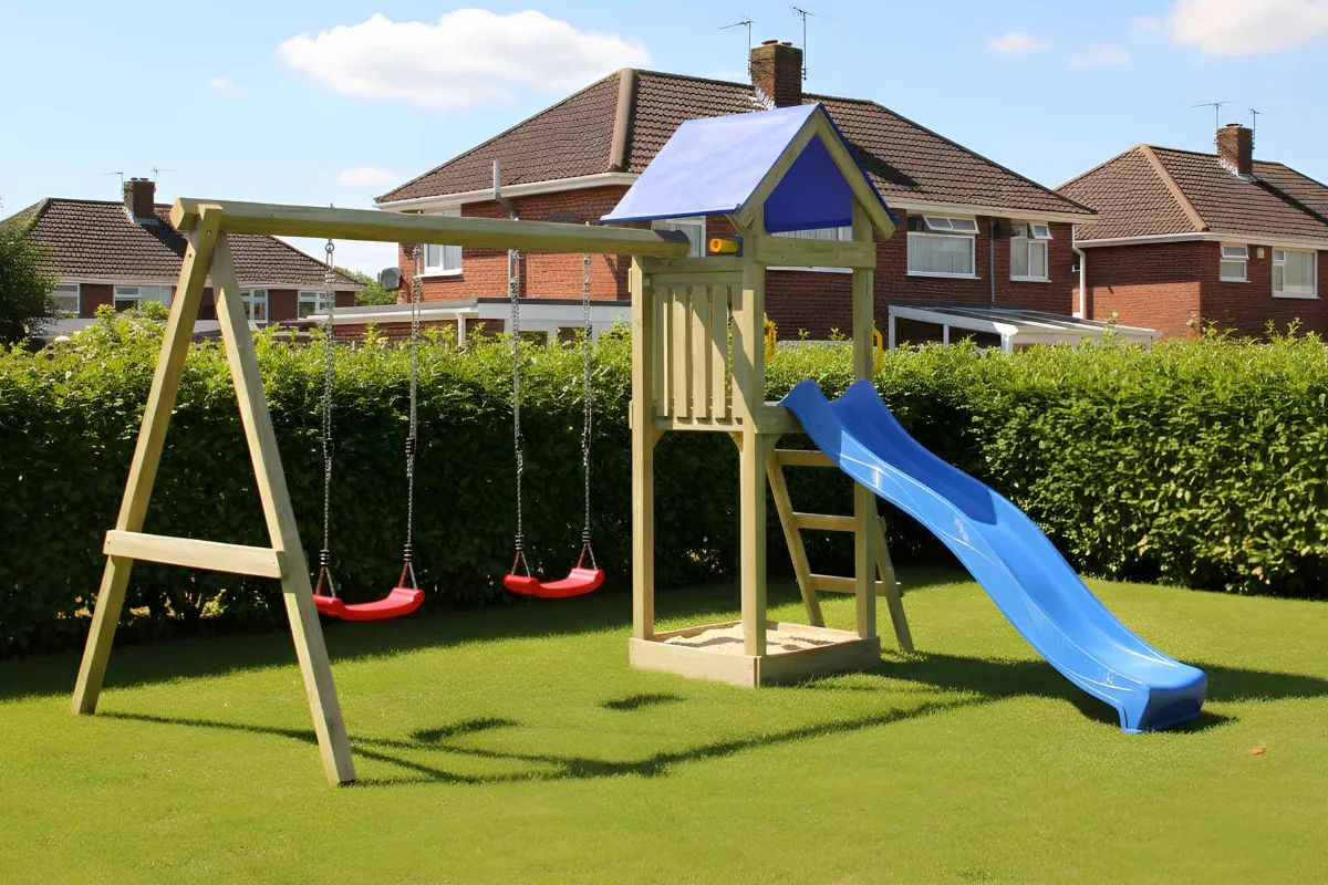 Spielturm Julia Fun mit roter Rutsche und Doppelschaukel