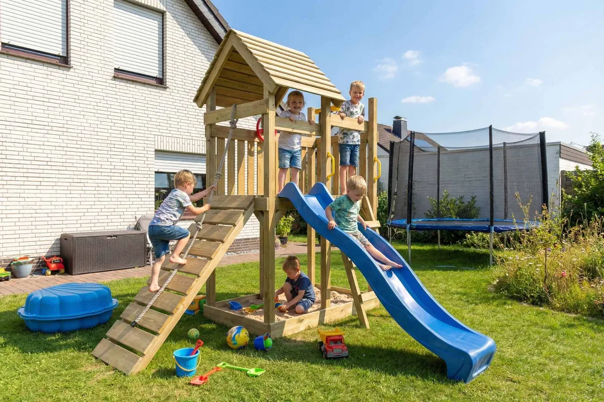 Spielturm Cris Aktiv mit Kletterrampe und Leiter