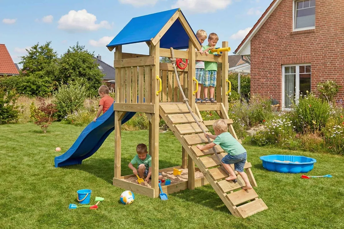 Spielturm Susi Aktiv mit Kletterrampe und Leiter