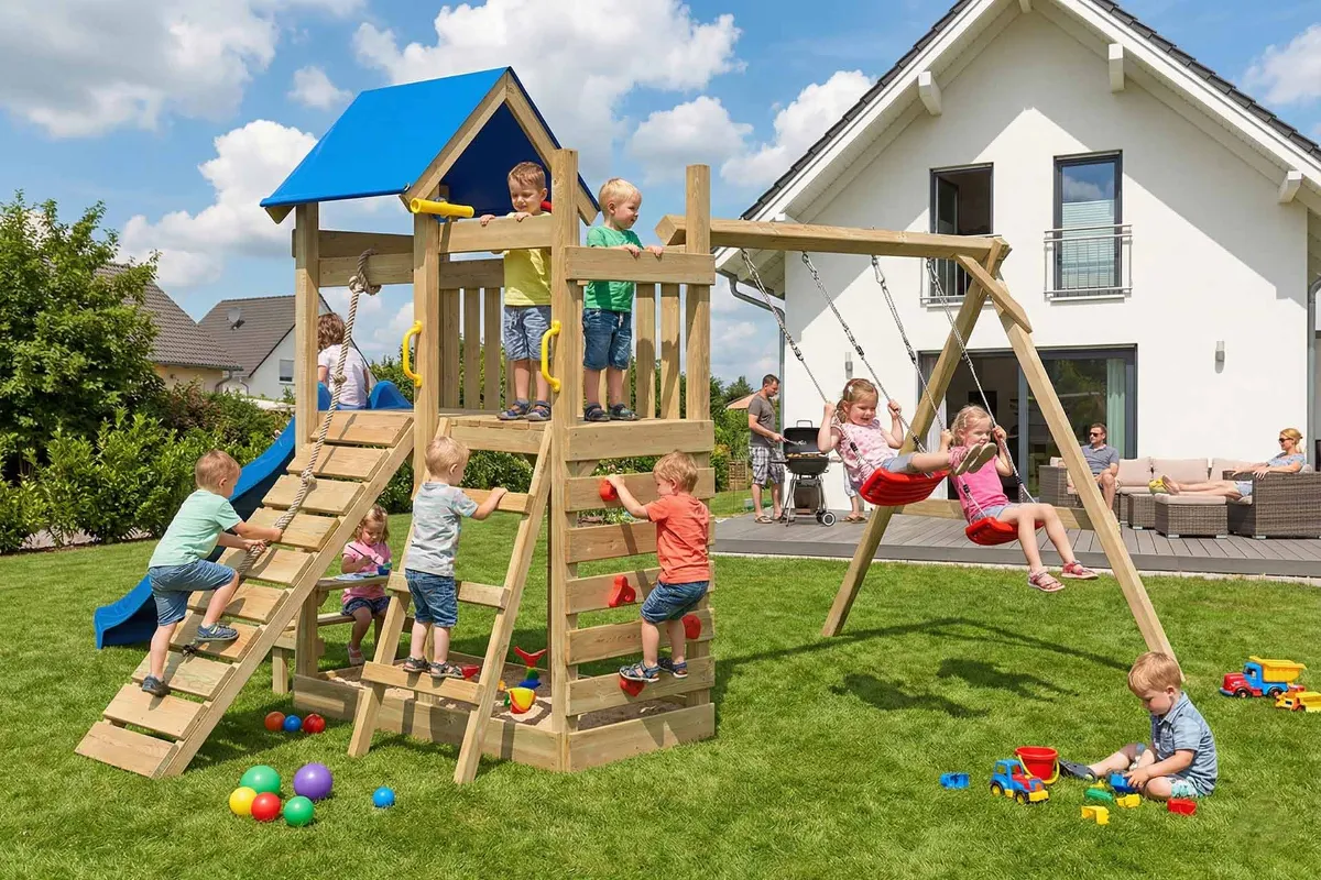 Spielturm Susi Abenteuer mit Kletterrampe Kletterwand und Doppelschaukel
