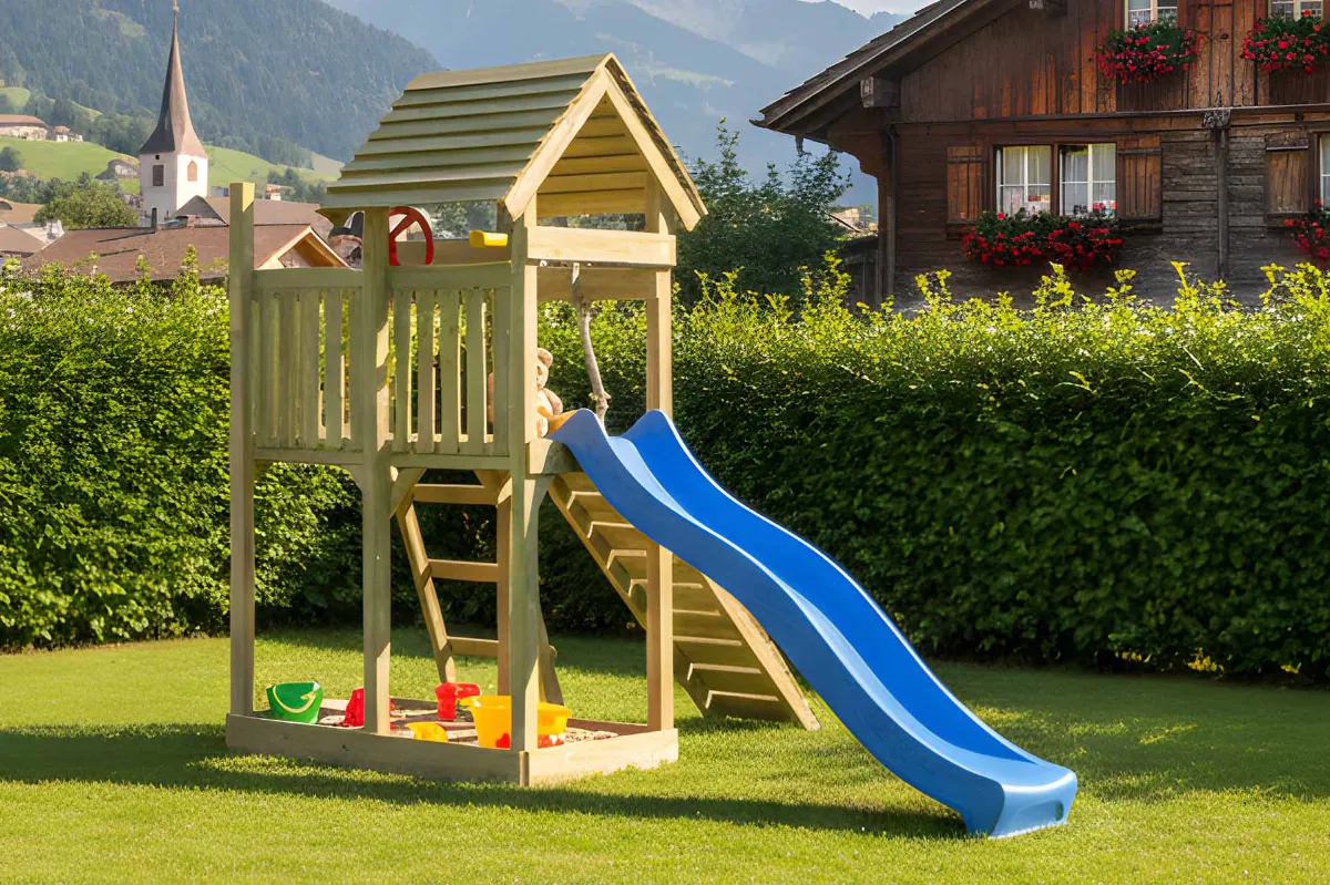 Spielturm Cris Aktiv mit Kletterrampe und Leiter