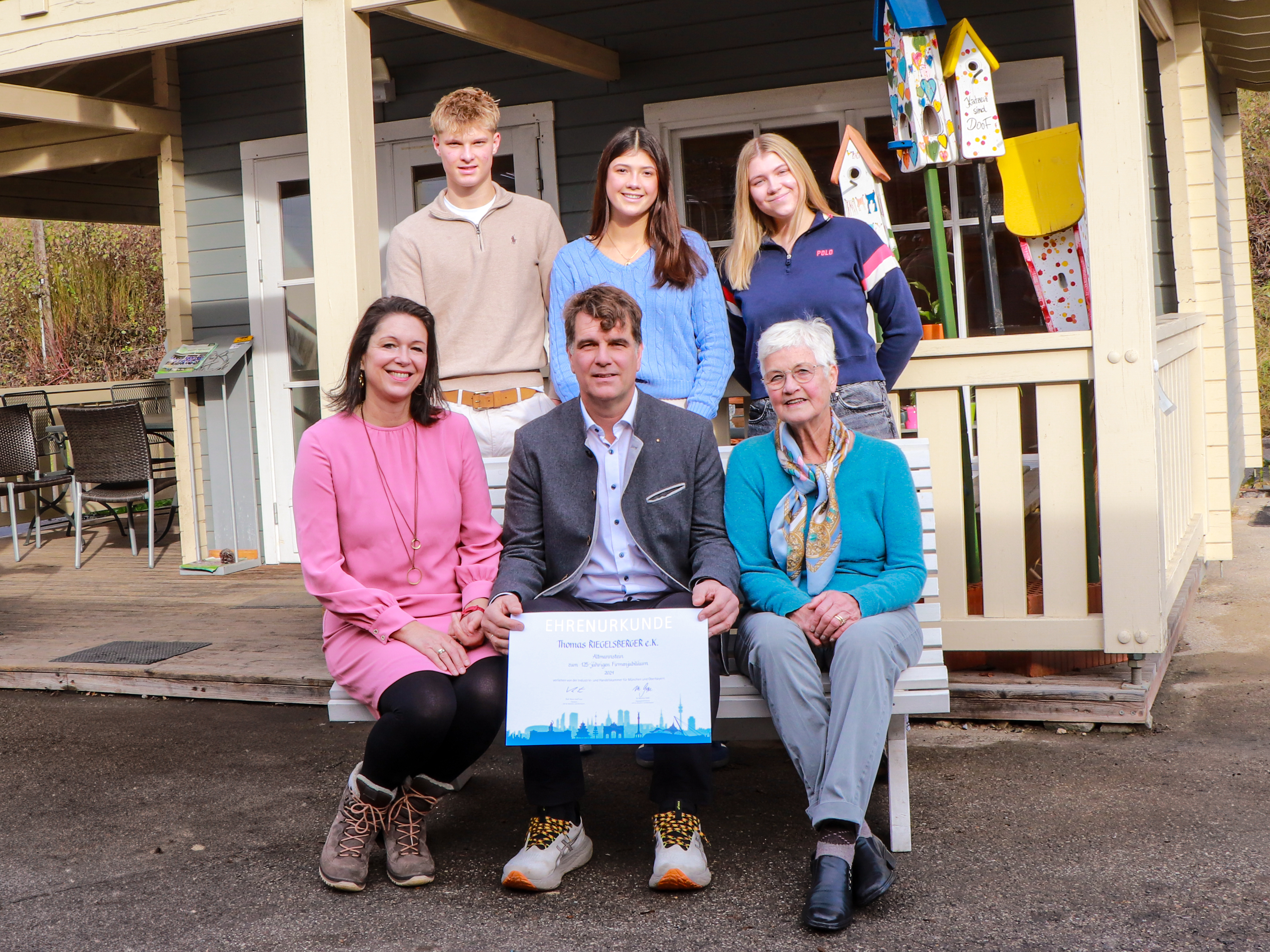 Familie Riegelsberger mit Urkunde der IHK für 125 Jahre