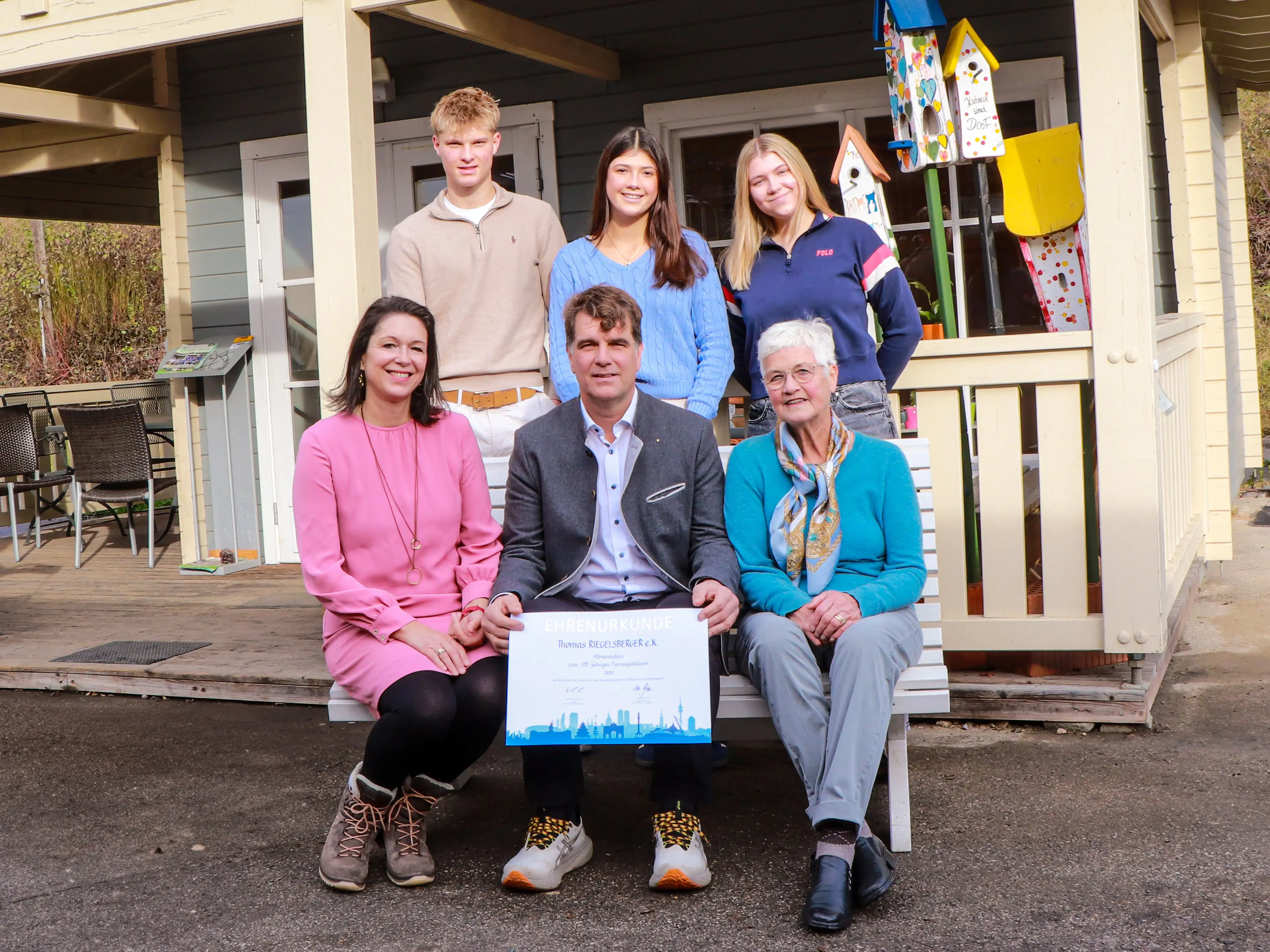 Familie Riegelsberger mit Urkunde der IHK für 125 Jahre