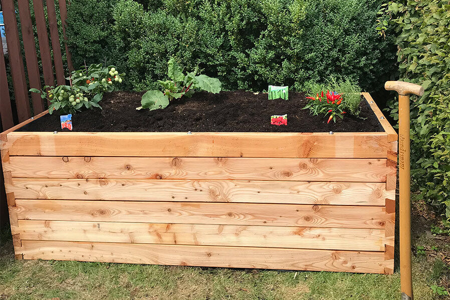 Hochbeet aus Lärchenholz 198 x 98 x 74 cm mit Stecksystem 200 x 100 cm