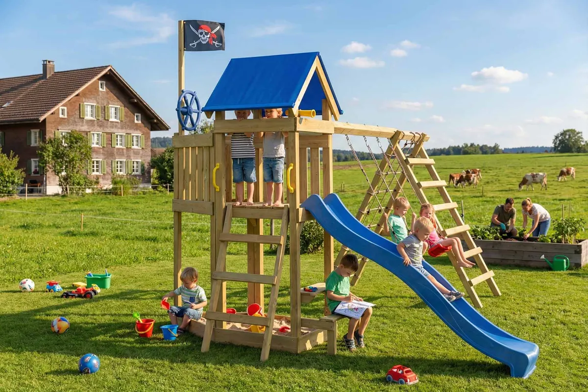 Spielturm Peter Max mit Doppelschaukel und Kletterbereich