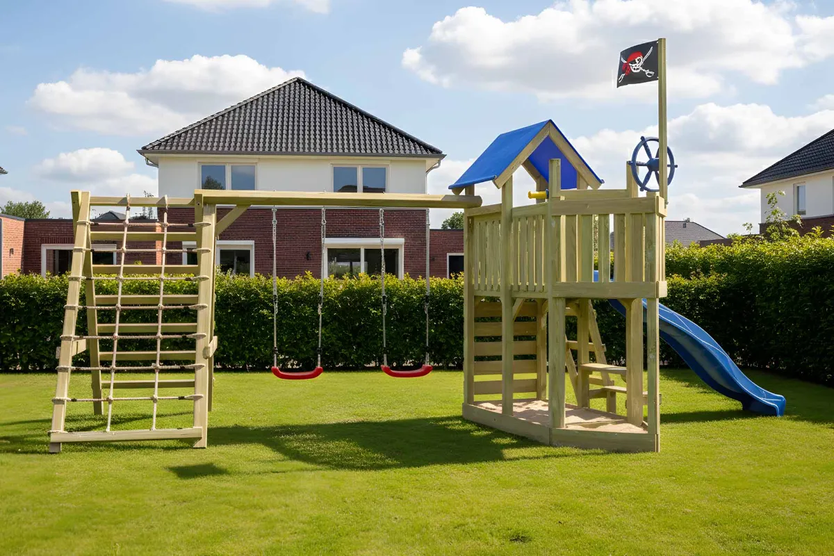 Spielturm Georg Max mit Kletternetz Kletterwand und Doppelschaukel