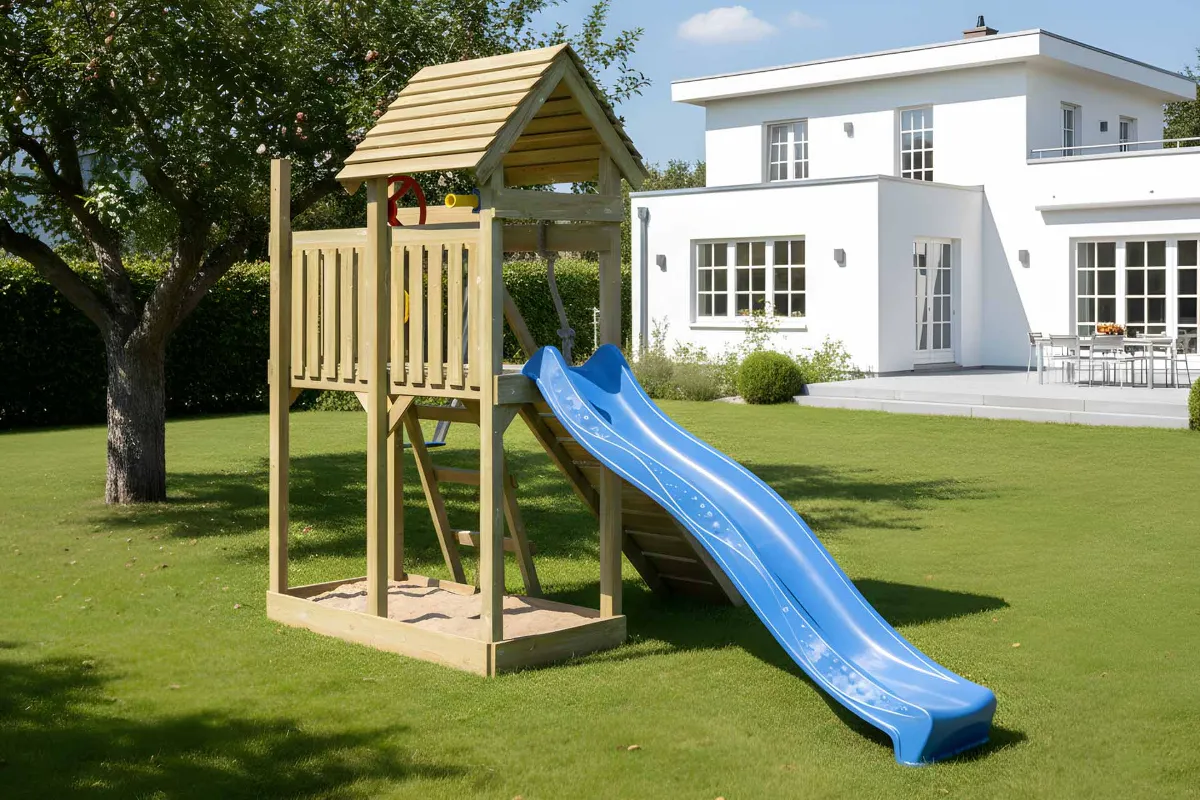 Spielturm Cris Aktiv mit Kletterrampe und Leiter