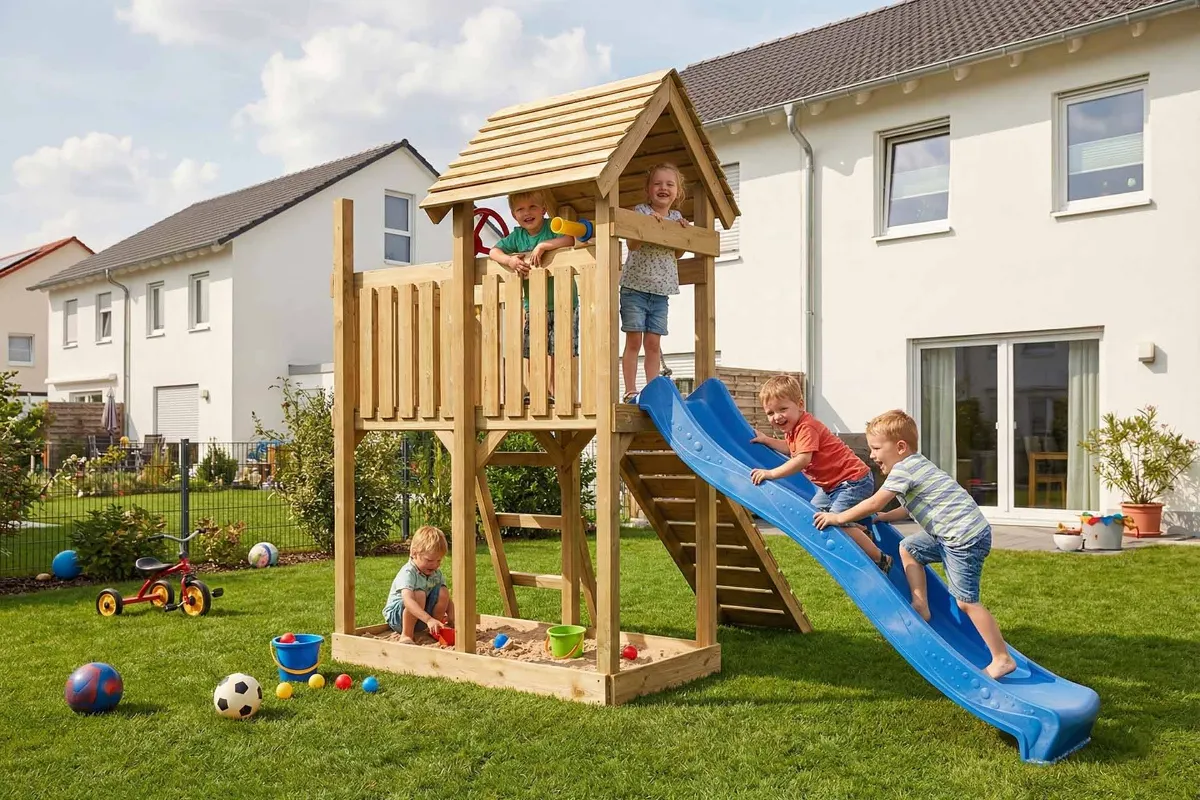 Spielturm Cris Aktiv mit Kletterrampe und Leiter