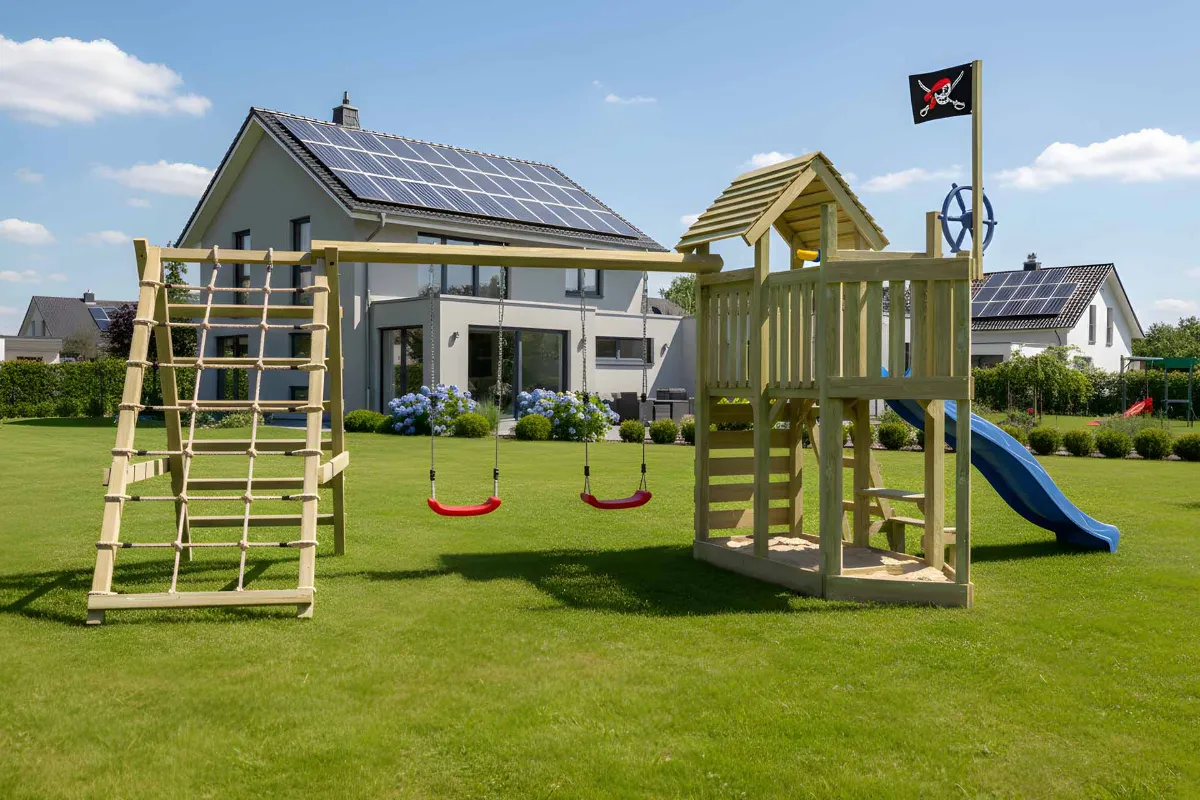 Spielturm Mia Max mit blauer Rutsche Doppelschaukel und großem Kletterbereich