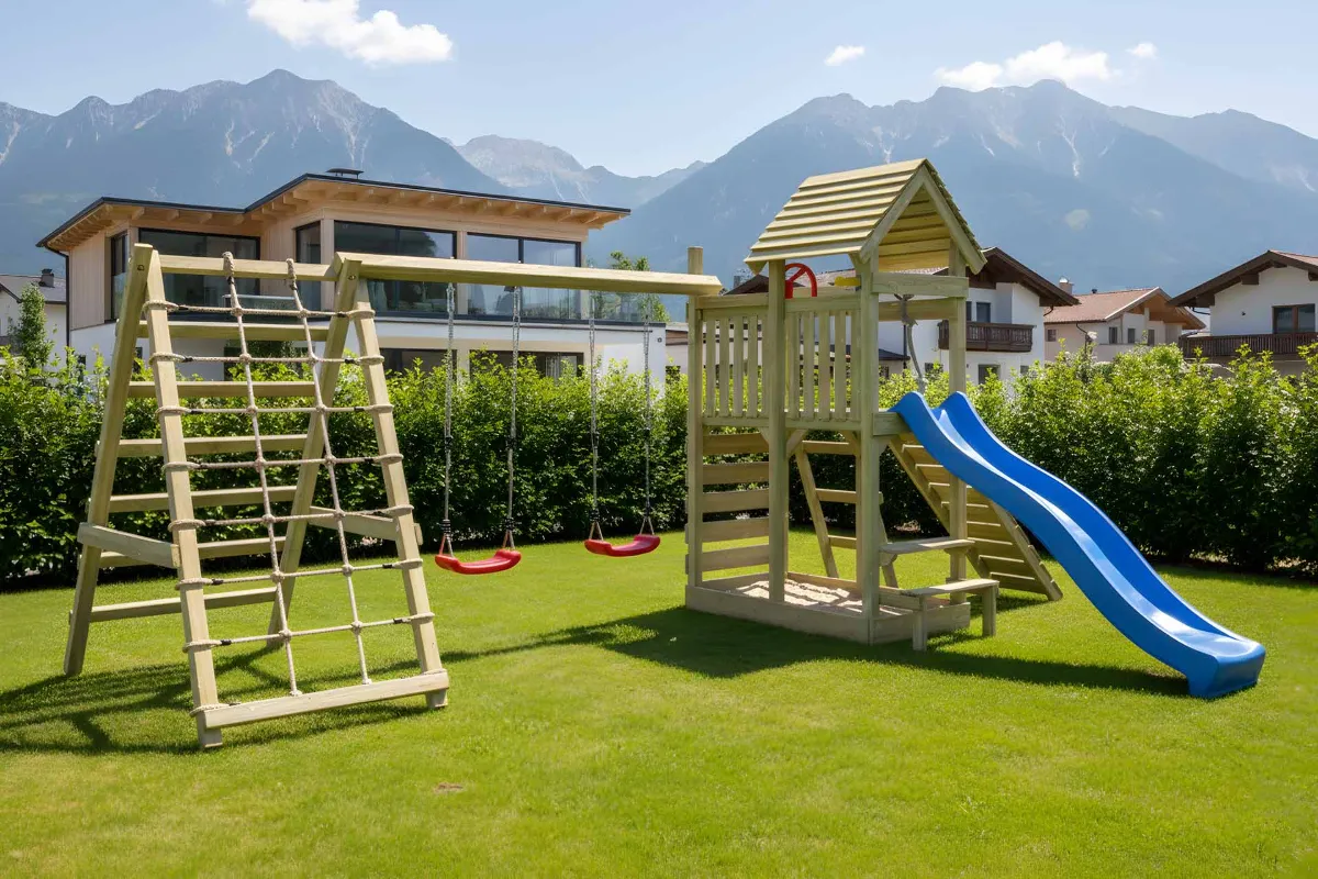 Spielturm Cris Max mit Doppelschaukel und großem Kletterbereich