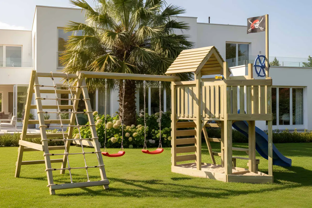 Spielturm Mia Max mit blauer Rutsche Doppelschaukel und großem Kletterbereich