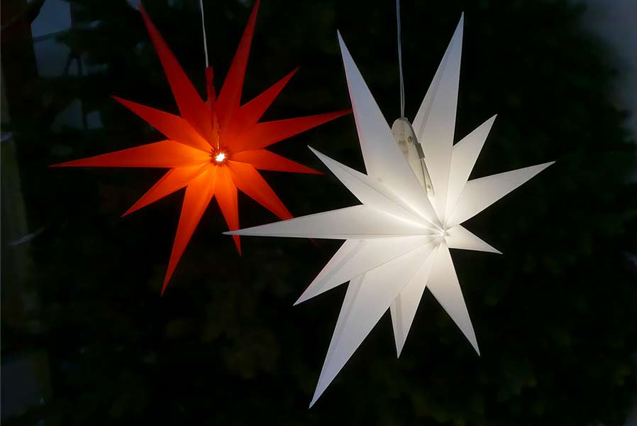 Faltstern Ø 50 cm weiß/rot 11 Zacken aus Kunstoff-Folie mit LED-Birne warmweiß Weihnachtsstern
