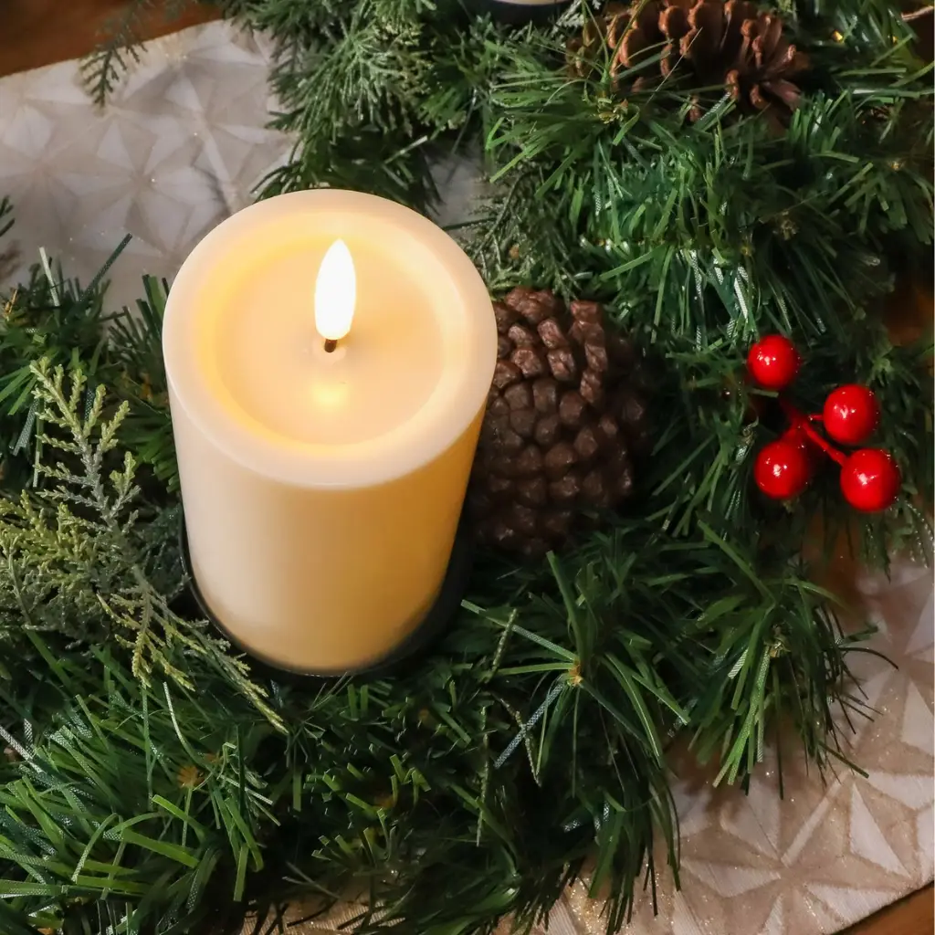 Künstlicher Adventskranz Weihnachtsdeko mit echten Zapfen und roten Beeren geschmückt