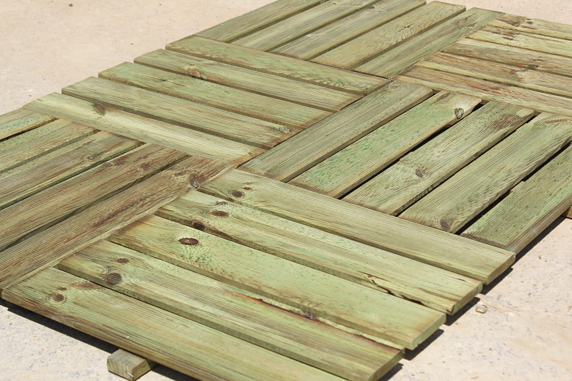 Terrassenfliese aus Kiefernholz GRÜN imprägniert 50x50cm Holzfliese Balkonfliese Fliese Terrasse