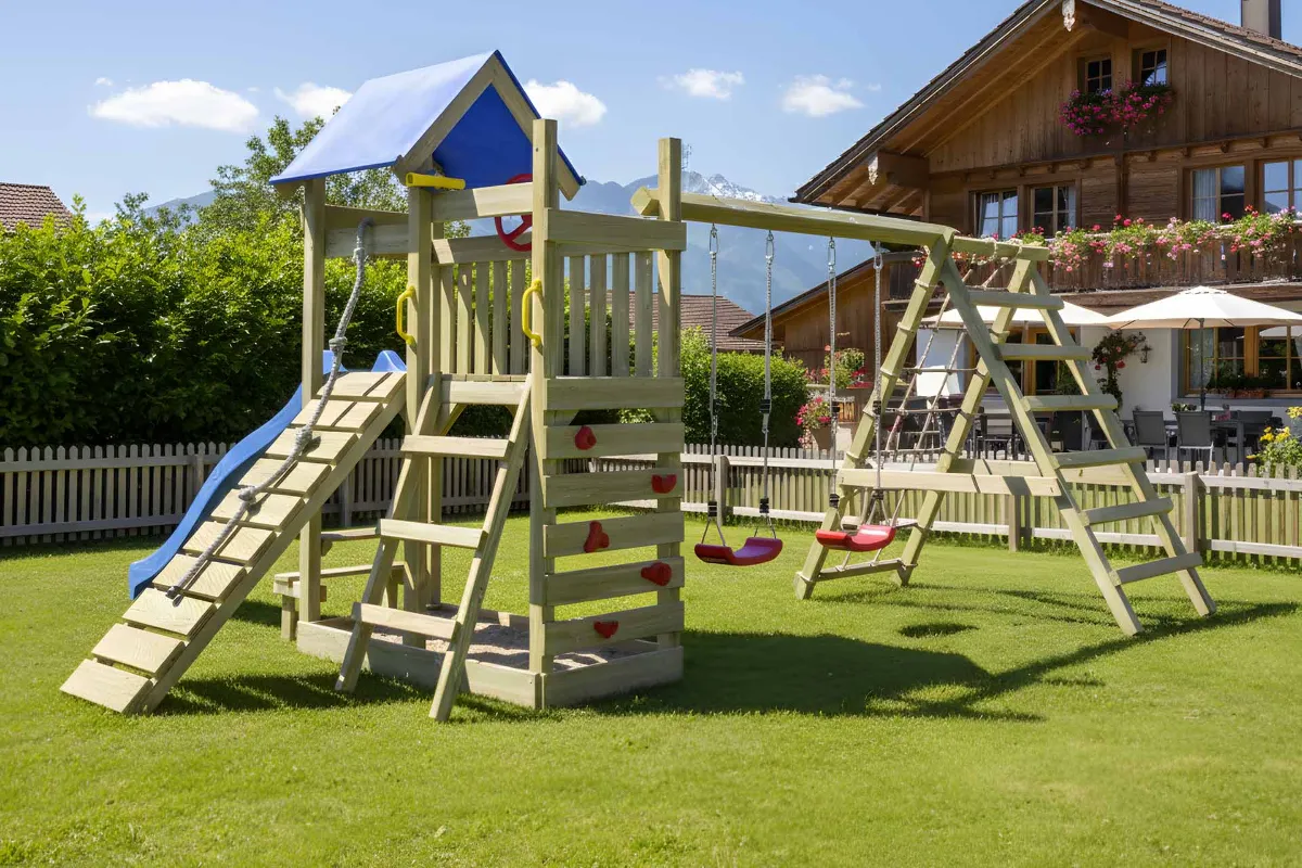 Spielturm Susi Max mit Doppelschaukel und großem Kletterbereich