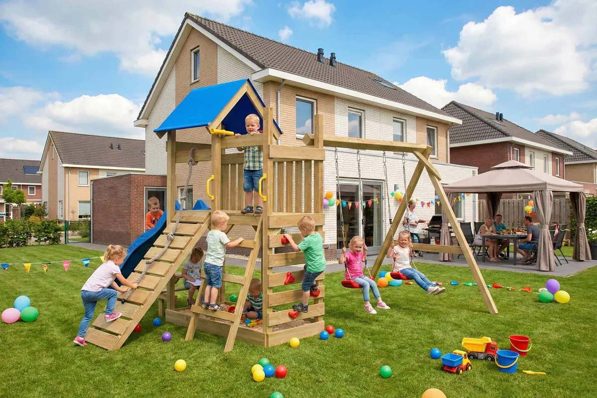 Spielturm Susi Abenteuer mit Kletterrampe Kletterwand und Doppelschaukel