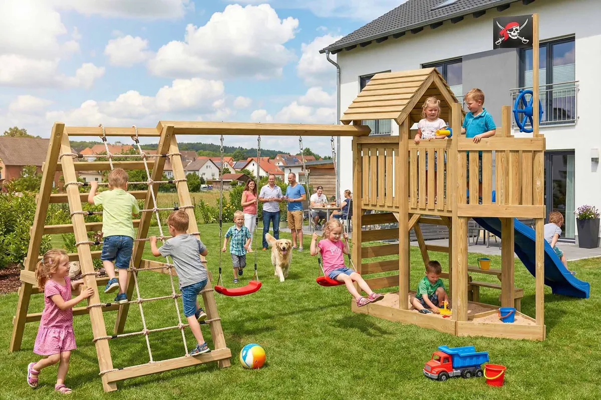 Spielturm Mia Max mit blauer Rutsche Doppelschaukel und großem Kletterbereich