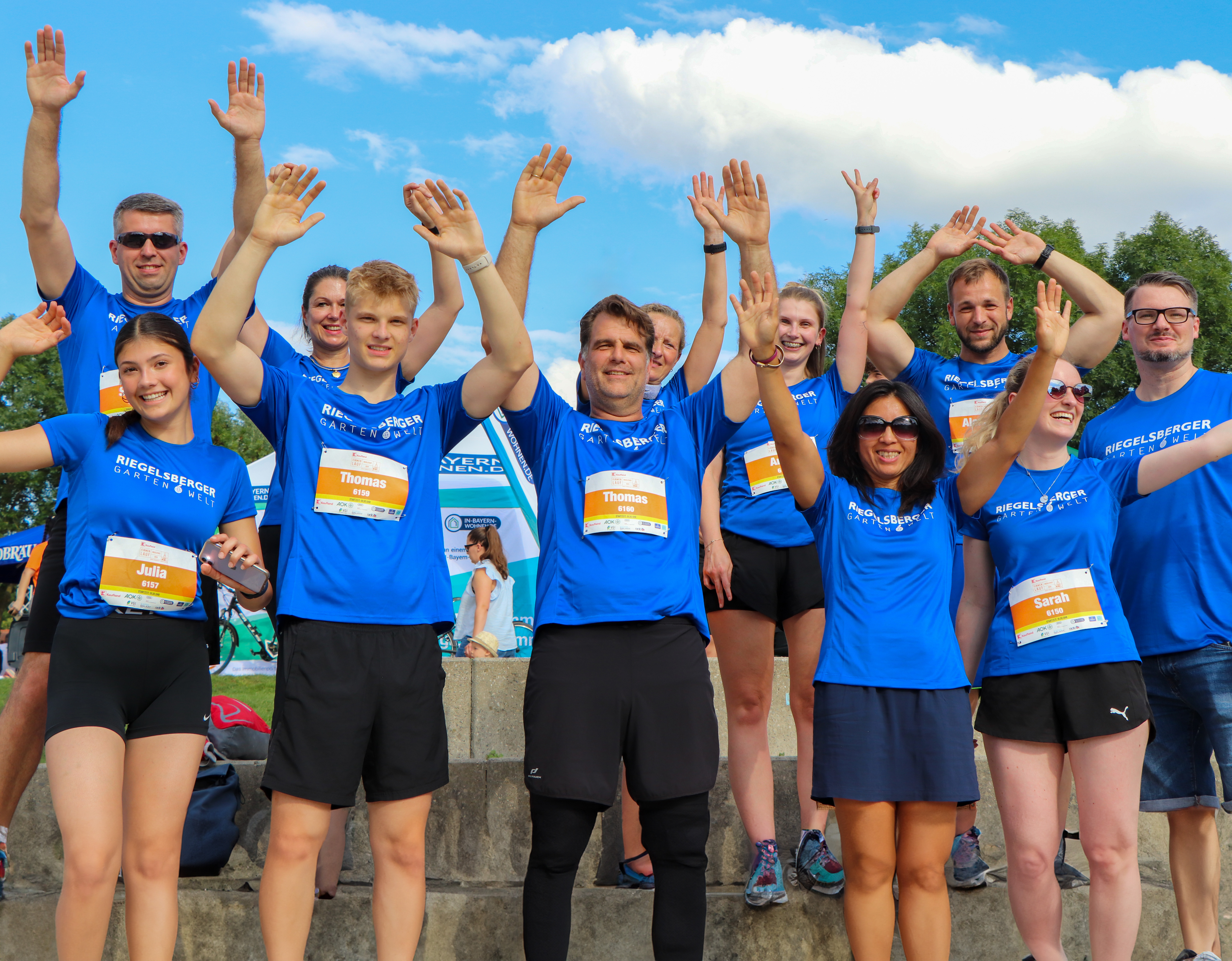 Mitarbeiter jubelnd beim Firmenlauf 2024