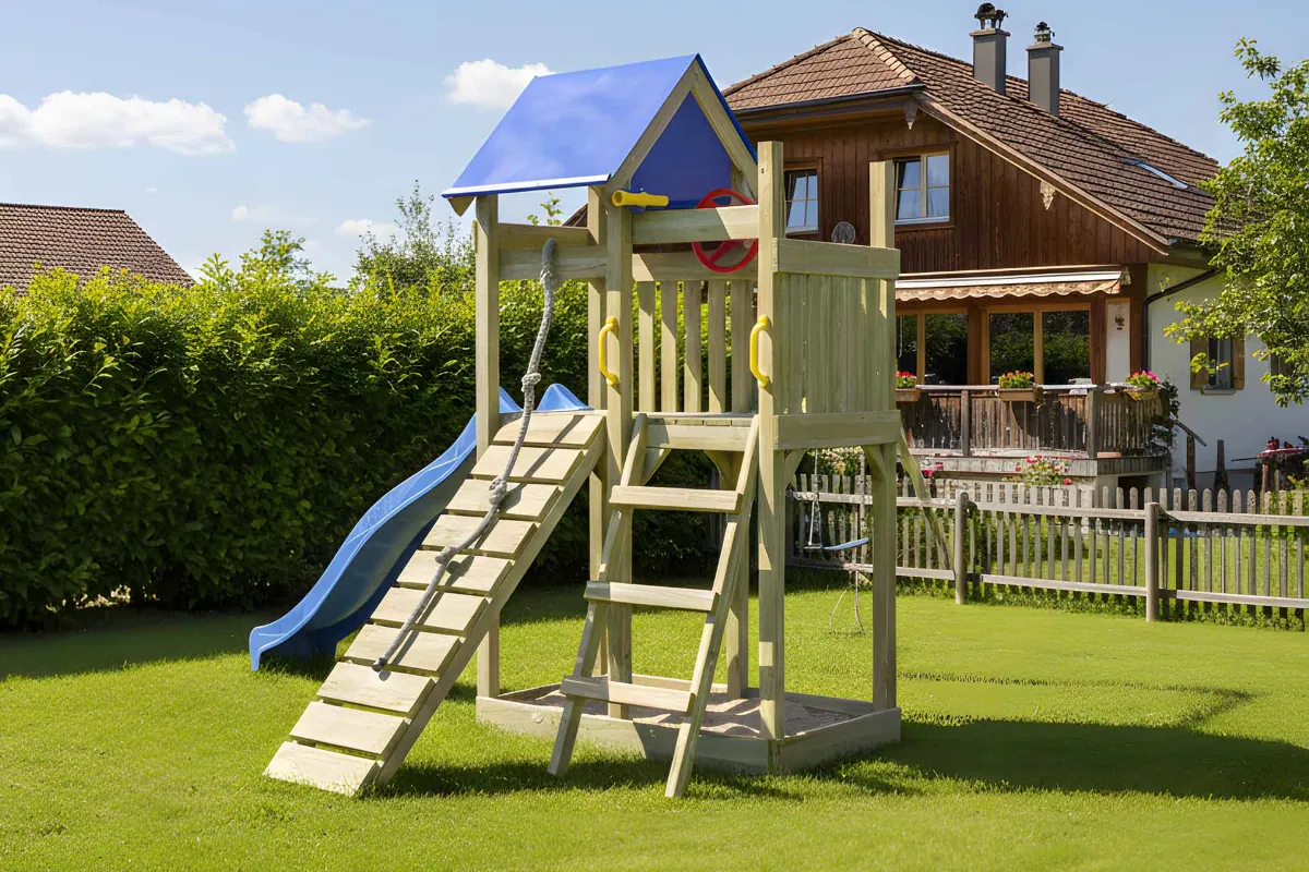 Spielturm Susi Aktiv mit Kletterrampe und Leiter