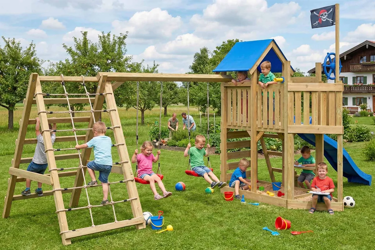 Spielturm Georg Max mit Kletternetz Kletterwand und Doppelschaukel
