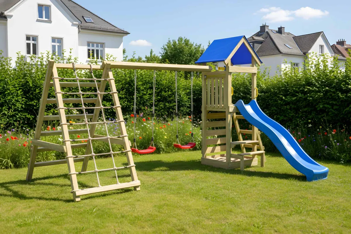 Spielturm Julia Max mit Doppelschaukel Kletterwand Kletternetz und roter Rutsche